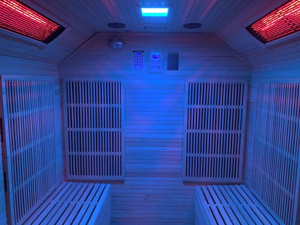 Cozy Hideaway With Hot Tub & Sauna Sleeps 7 House in Brighton