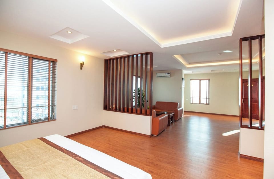 Suite | Minibar, desk, blackout drapes, soundproofing