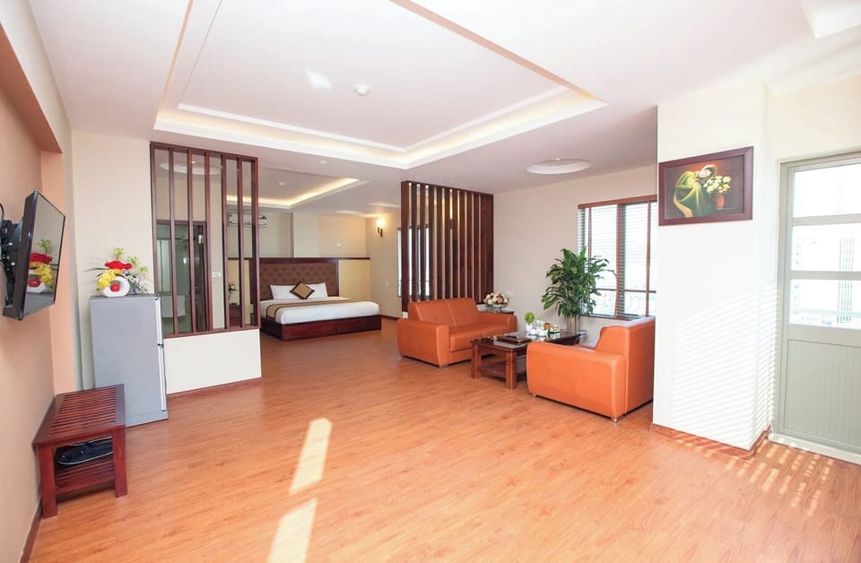 Suite | Minibar, desk, blackout drapes, soundproofing