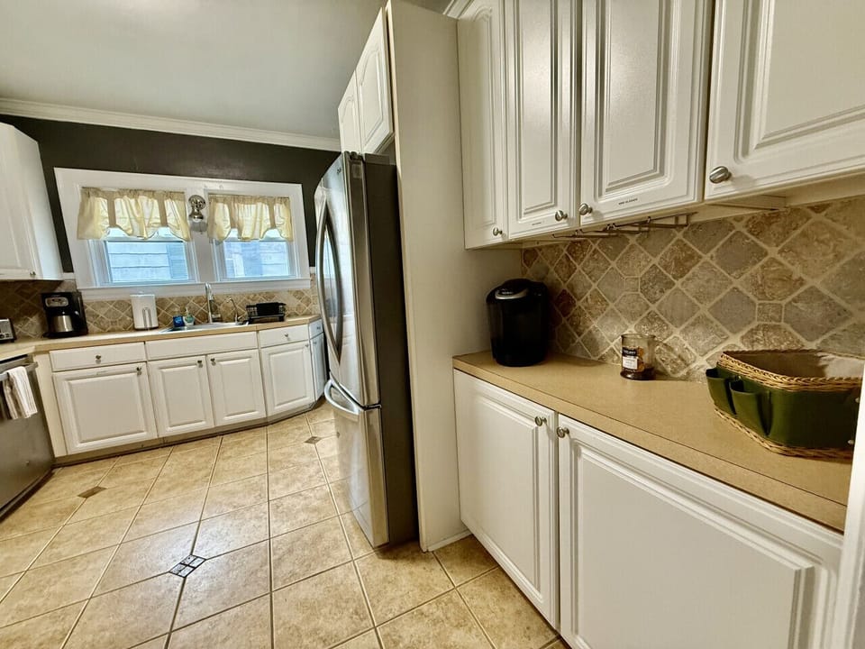 Adorable kitchen for hosting and cooking