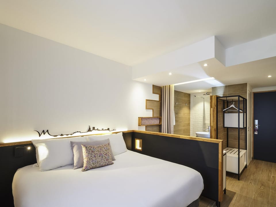 Classic Room, 1 Double Bed | Hypo-allergenic bedding, in-room safe, desk, blackout drapes