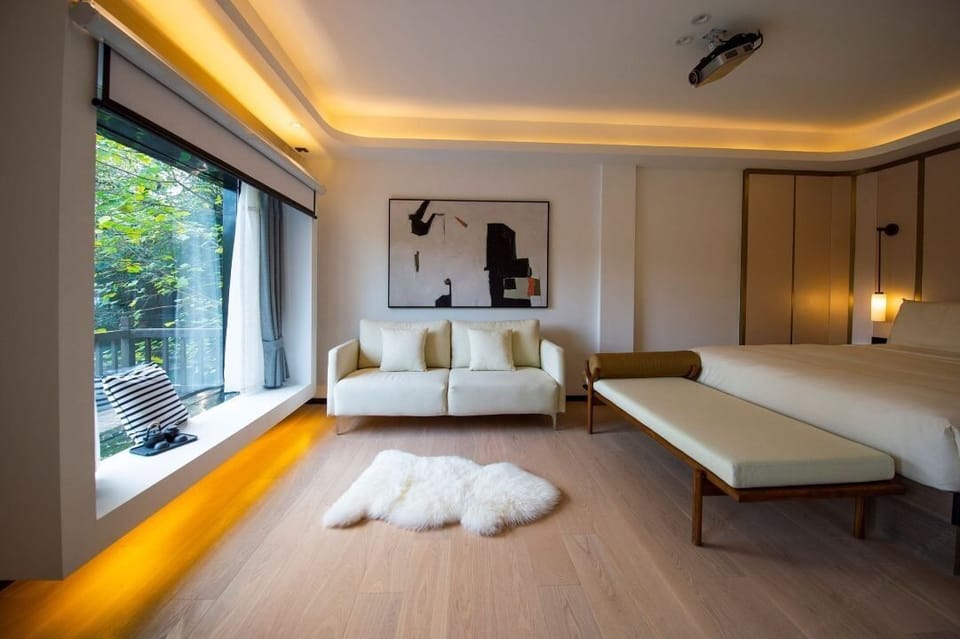 Senior Single Room | Soundproofing, free WiFi, bed sheets