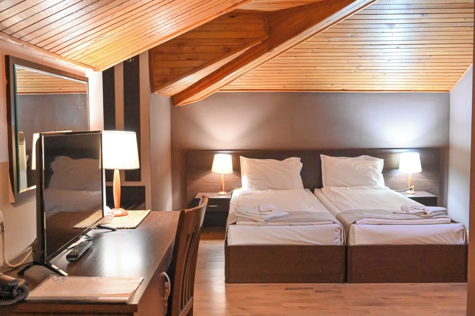 Desk, laptop workspace, soundproofing, free WiFi