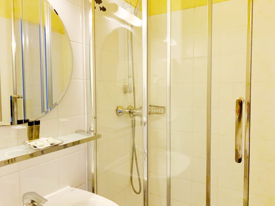 Chambre avec lits jumeaux | Bathroom | Shower, hydromassage showerhead, towels