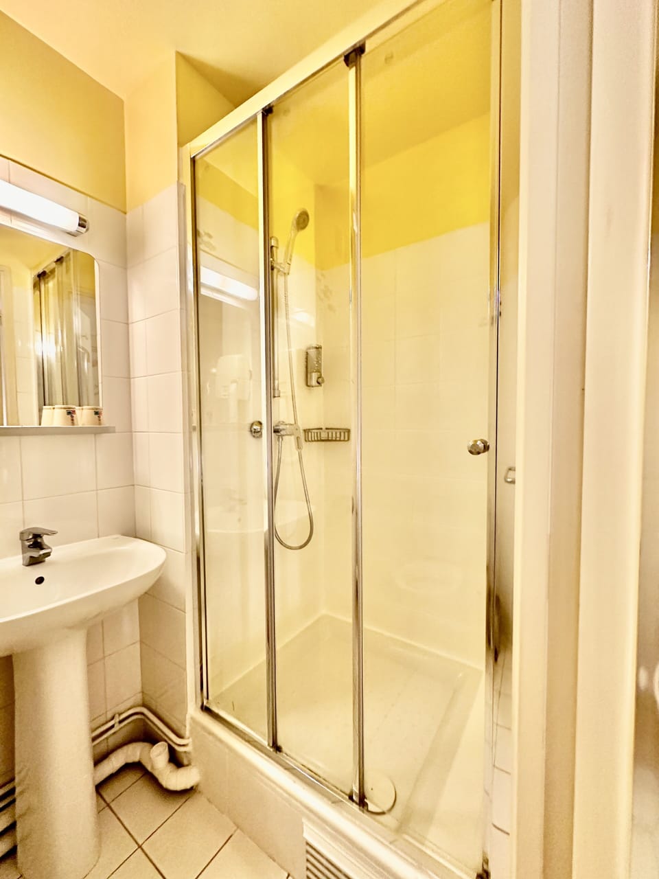 Chambre avec lits jumeaux | Bathroom | Shower, hydromassage showerhead, towels