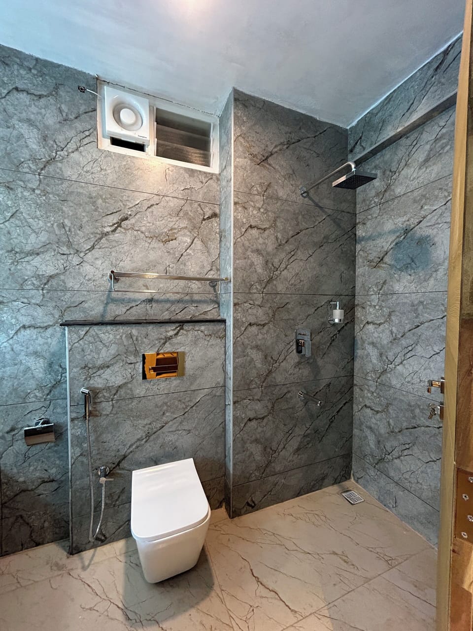 Family Suite | Bathroom | Shower, hair dryer, slippers, towels