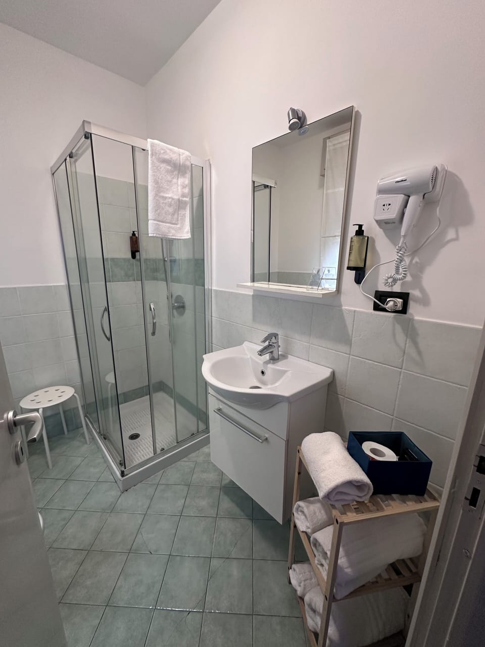Comfort Suite, City View | Bathroom | Shower, rainfall showerhead, free toiletries, hair dryer