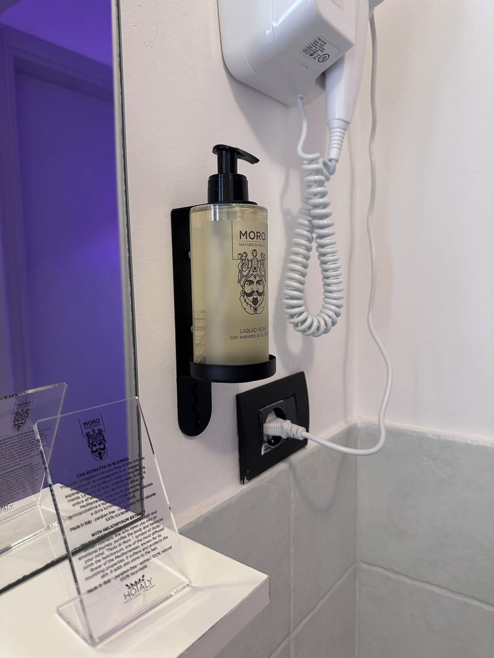 Shower, rainfall showerhead, free toiletries, hair dryer