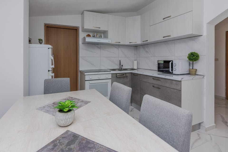 Comfort Apartment | Private kitchen | Full-size fridge, microwave, oven, stovetop