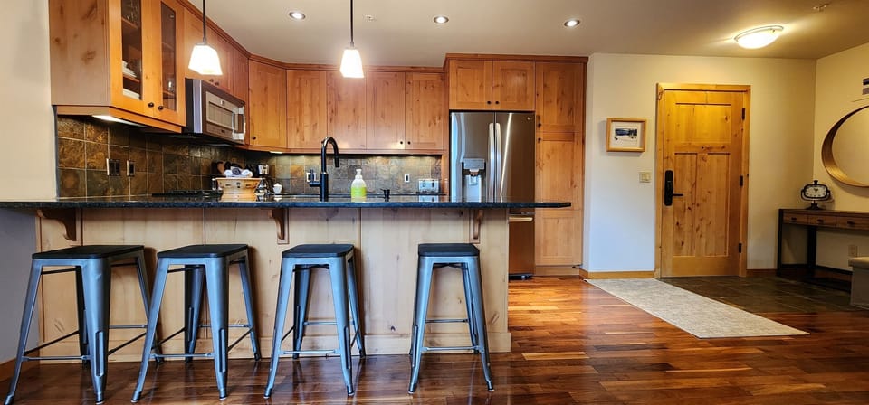 Breakfast Bar - seating for 4