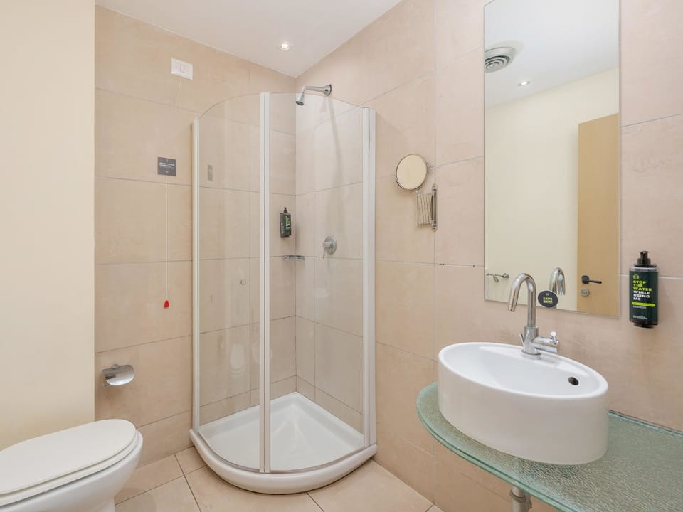 Superior Double Room, Non Smoking | Bathroom | Eco-friendly toiletries, hair dryer, slippers, bidet