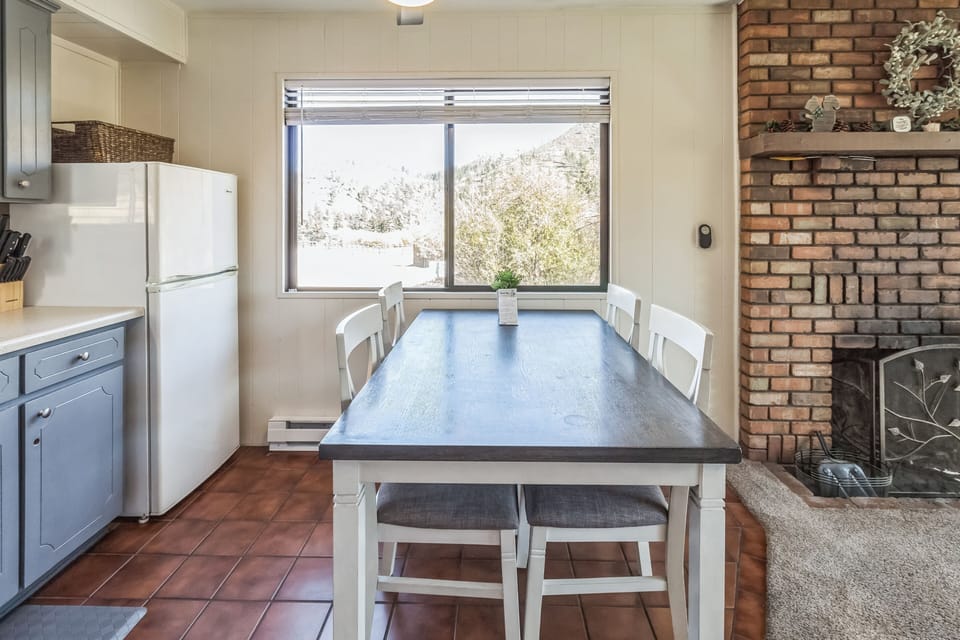 Cabin, 2 Bedrooms | Dining