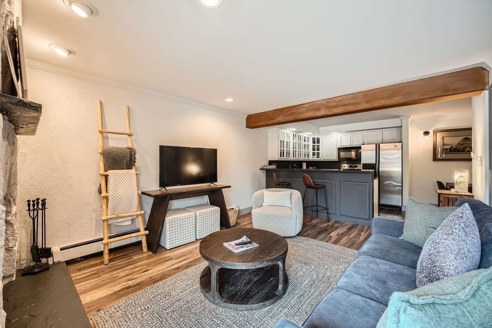 Condo, 2 Bedrooms | Living area | Smart TV