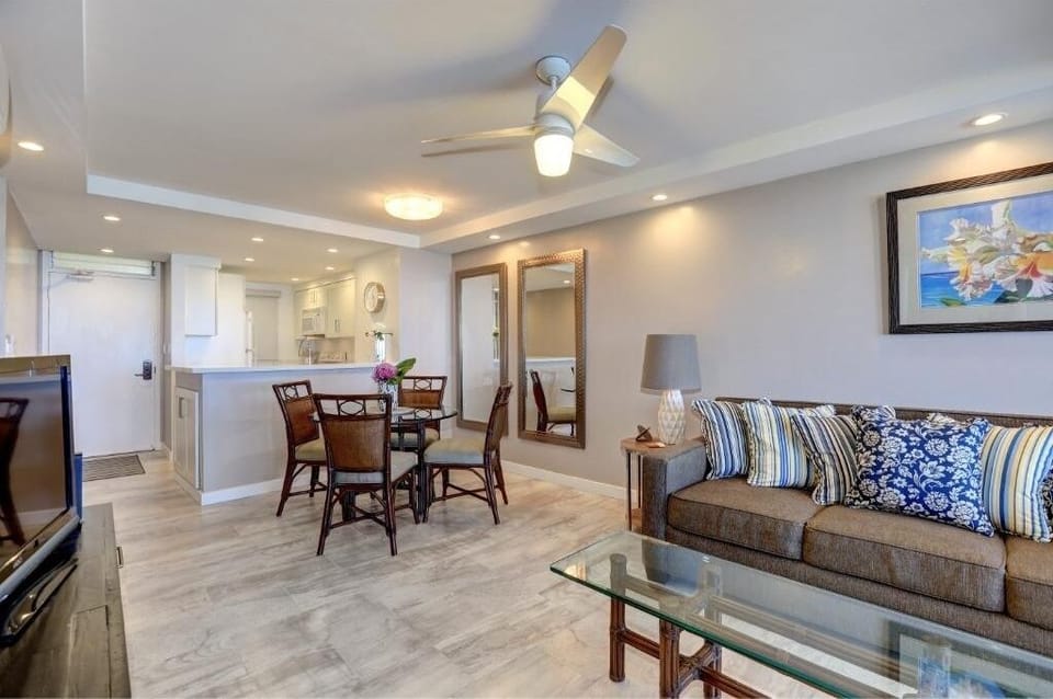 Condo, 2 Bedrooms | Living area