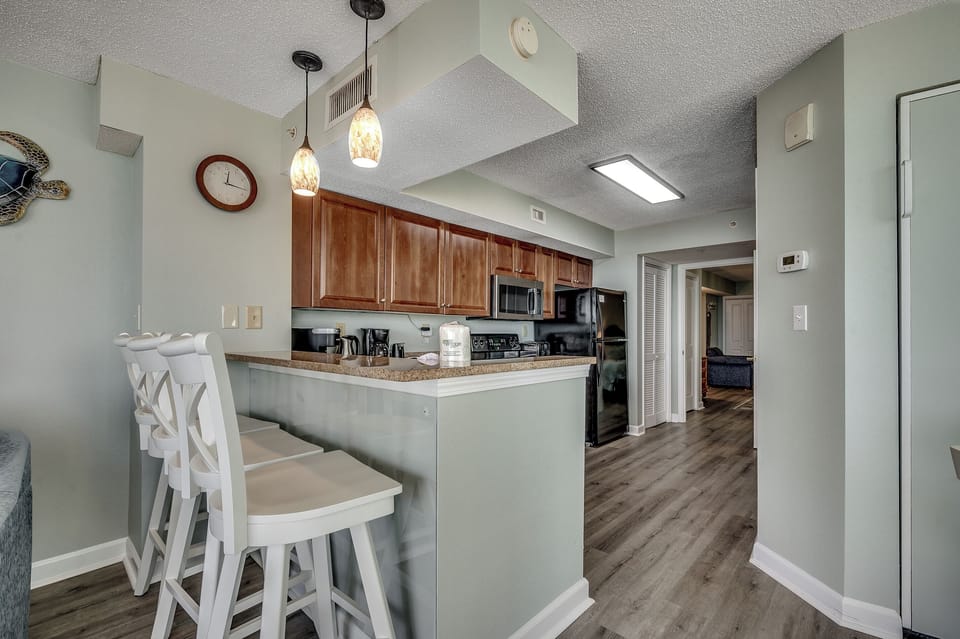 Eat-in kitchen bar seating
