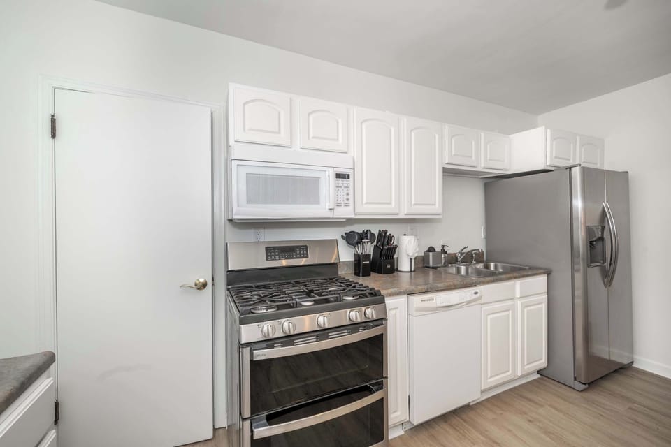 Suite 1’s airy kitchen offers ample space & all the comforts of home