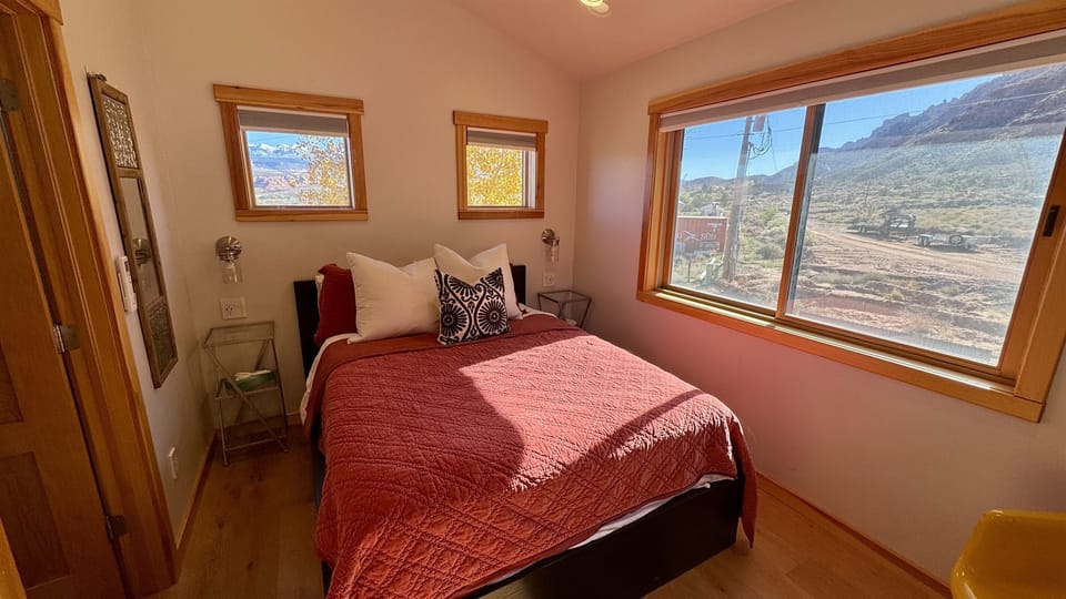 Guest Queen Bedroom - Upstairs