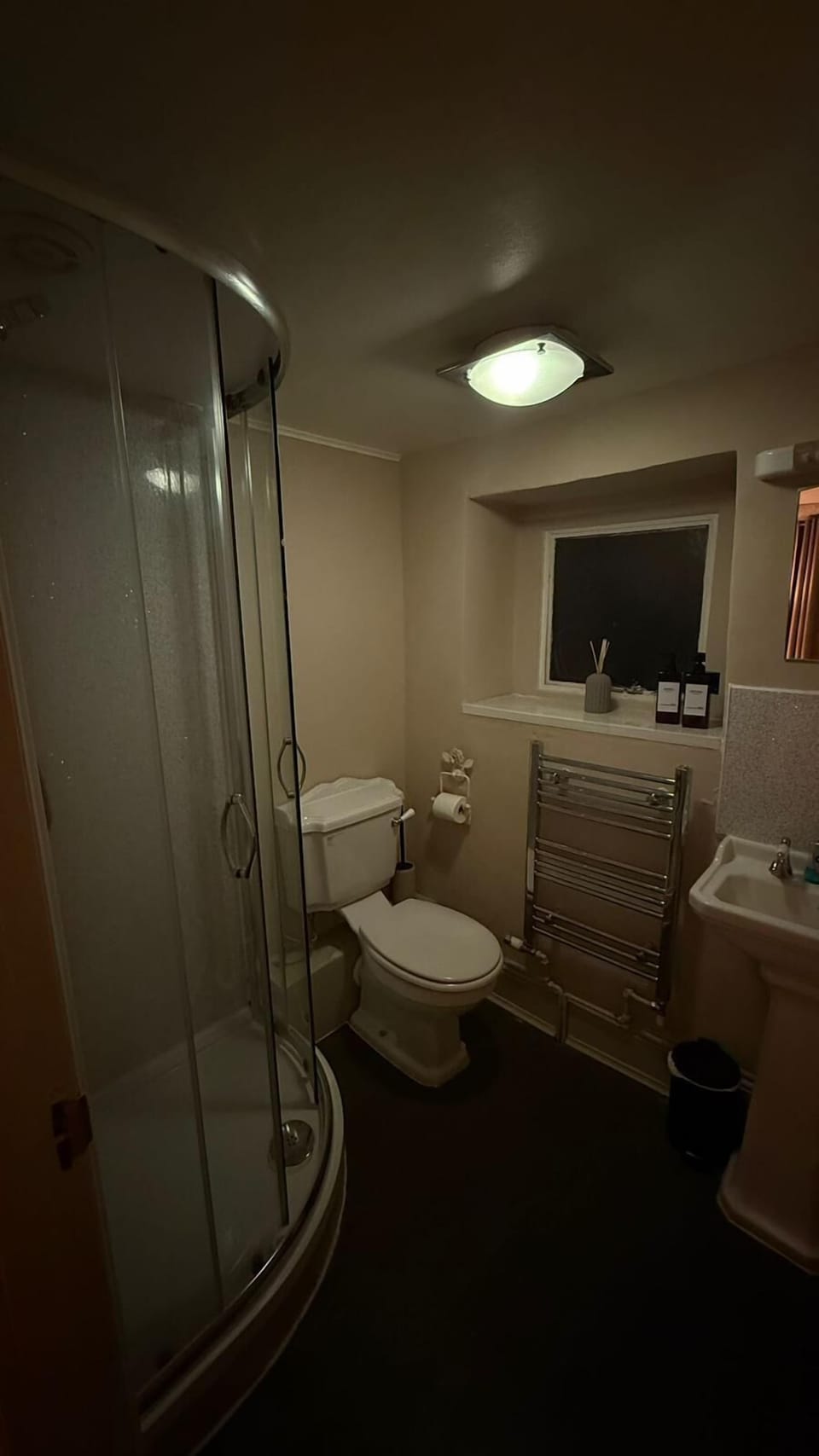Double Room | Bathroom | Free toiletries, towels, soap, shampoo
