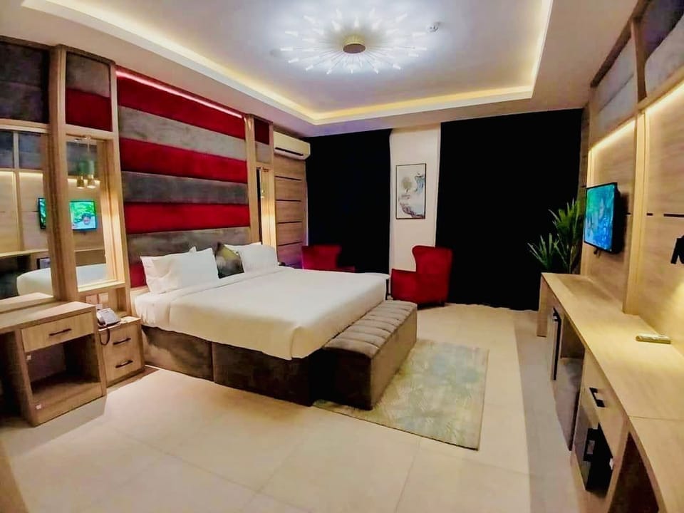 Economy Studio Suite | In-room safe, desk, laptop workspace, soundproofing