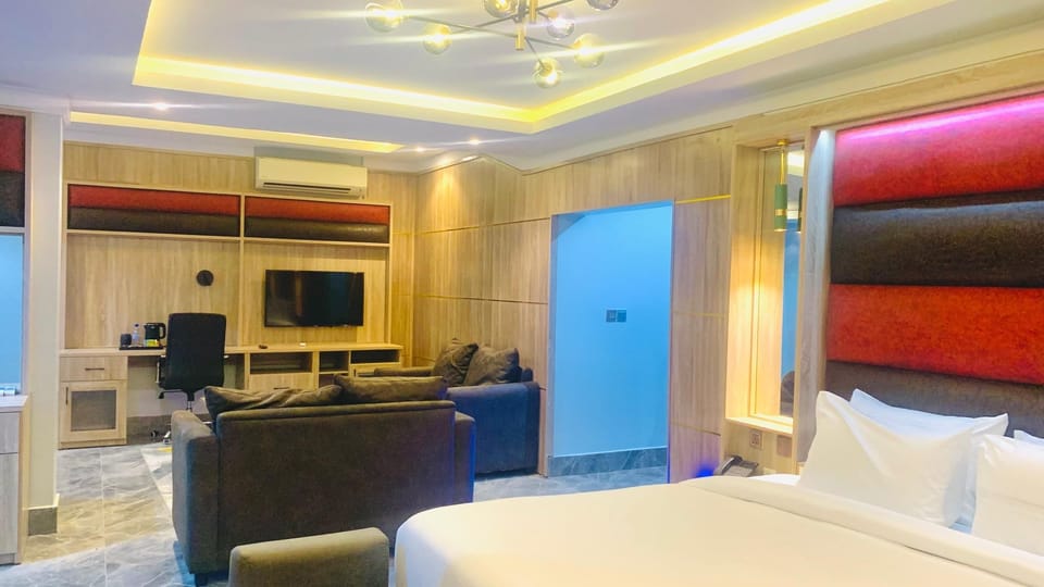 Elite Suite, City View | In-room safe, desk, laptop workspace, soundproofing