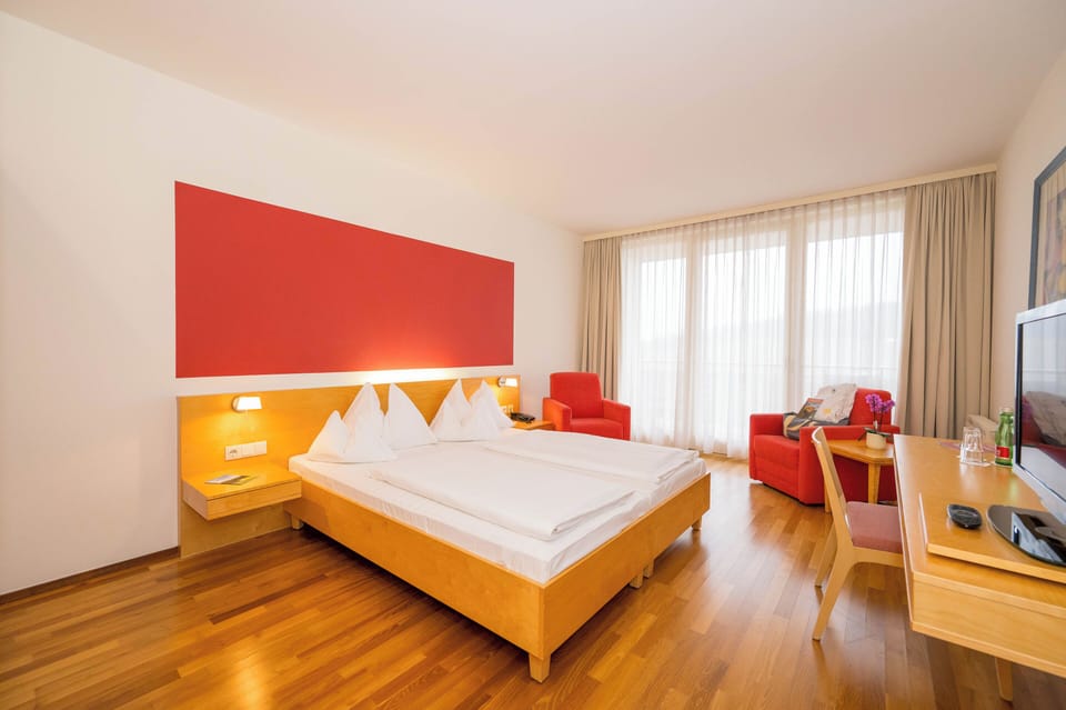 Standard Double Room, Balcony | Hypo-allergenic bedding, minibar, in-room safe, desk