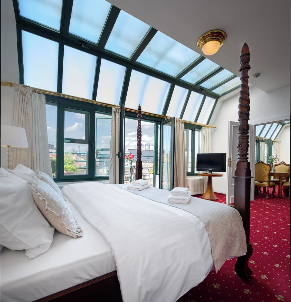 Comfort Suite, 1 Bedroom | In-room safe, blackout drapes, iron/ironing board, free WiFi