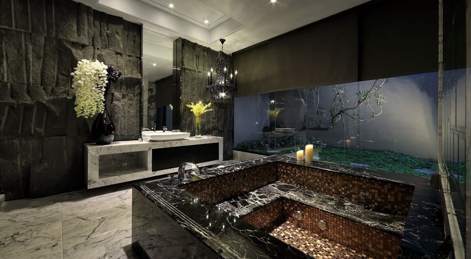 Deluxe Double Room | Bathroom | Free toiletries, hair dryer, slippers, towels