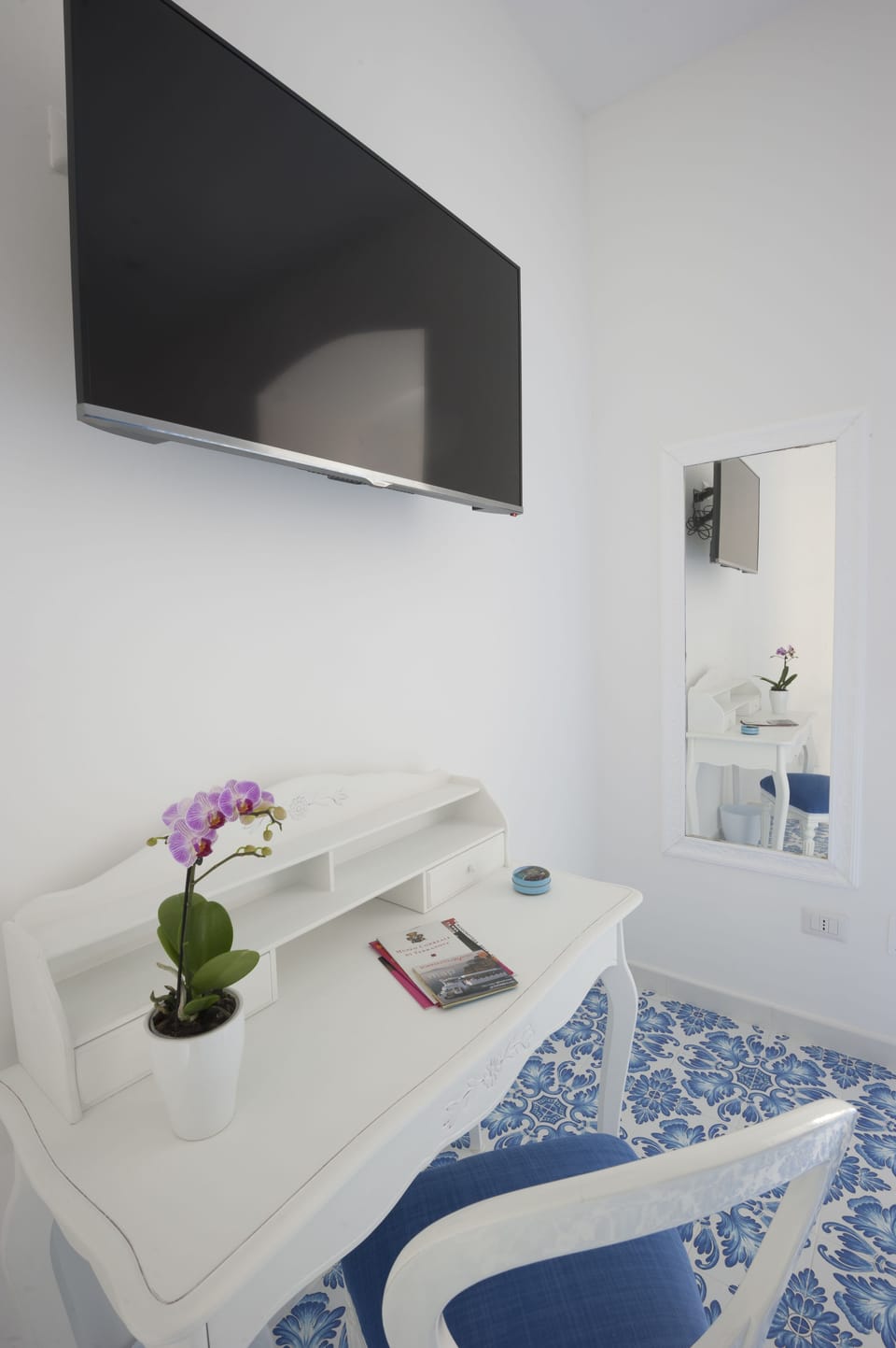 Deluxe Double Room, Sea View (Incanto) | Minibar, in-room safe, desk, soundproofing