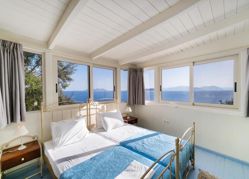 Twin bedroom with A/C