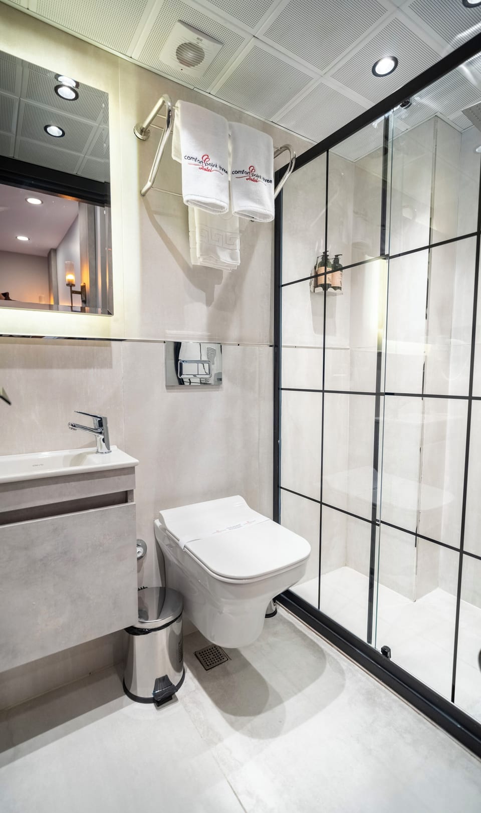 Deluxe Room, 1 Queen Bed, City View | Bathroom | Shower, hair dryer, slippers, towels