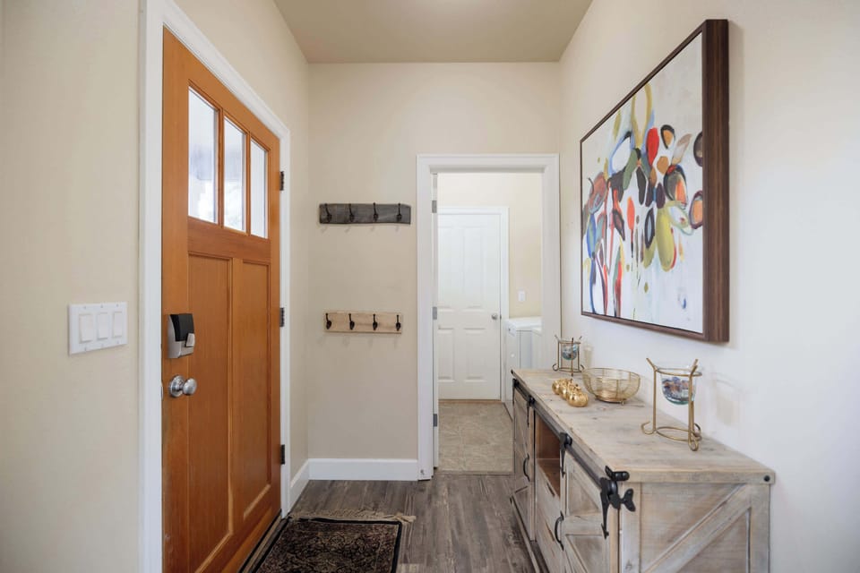 Welcome to Hollygrape Hideaway!