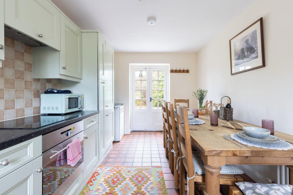 Cottage | Private kitchen | Electric kettle, toaster