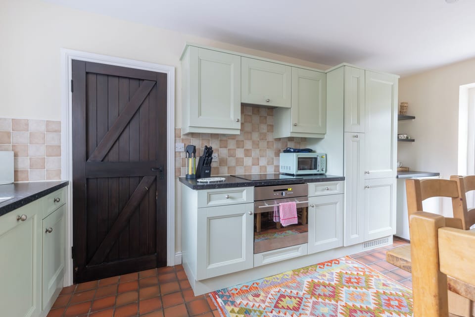 Cottage | Private kitchen | Electric kettle, toaster