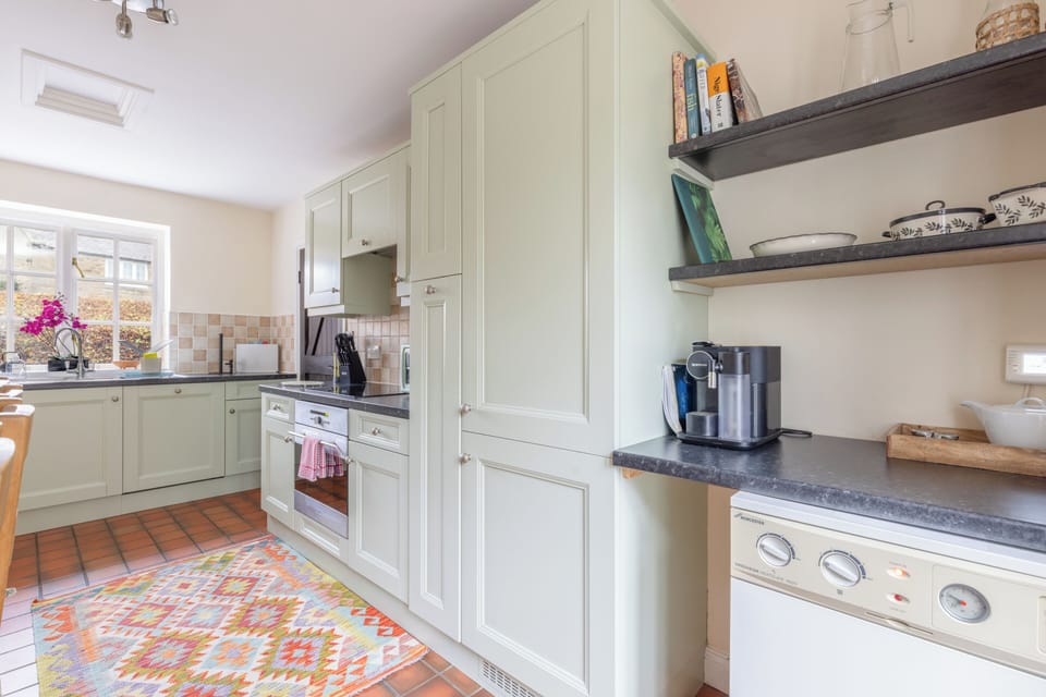 Cottage | Private kitchen | Electric kettle, toaster