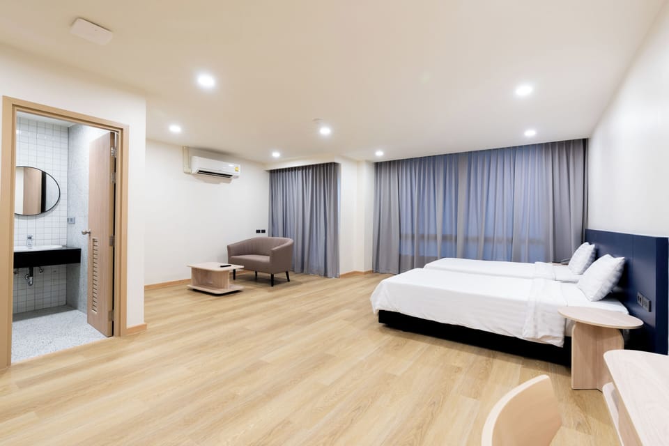 Grand Deluxe Twin Room | Minibar, in-room safe, individually decorated, desk