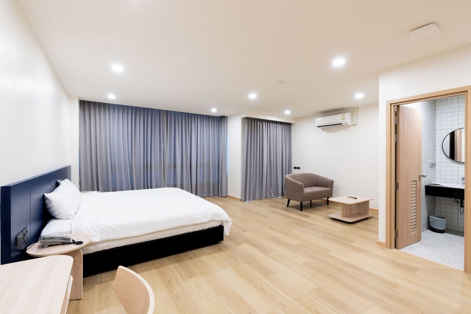 Grand Double Room | Minibar, in-room safe, individually decorated, desk