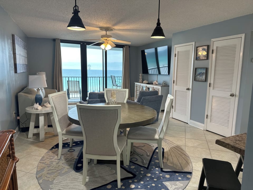 Dining room table seats for