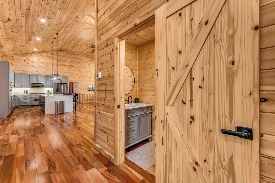 House (5 Bedrooms) | Interior