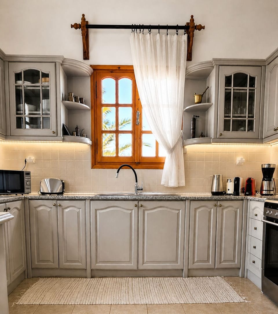Comfort Villa, Balcony, Sea View | Private kitchen | Full-size fridge, microwave, oven, stovetop