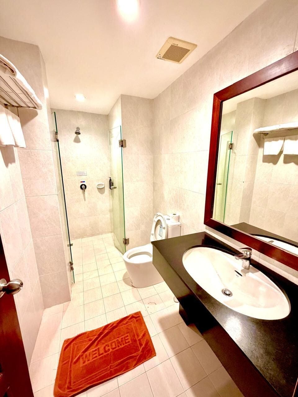 Classic Double Room, 1 Double Bed | Bathroom | Shower, free toiletries, hair dryer, slippers