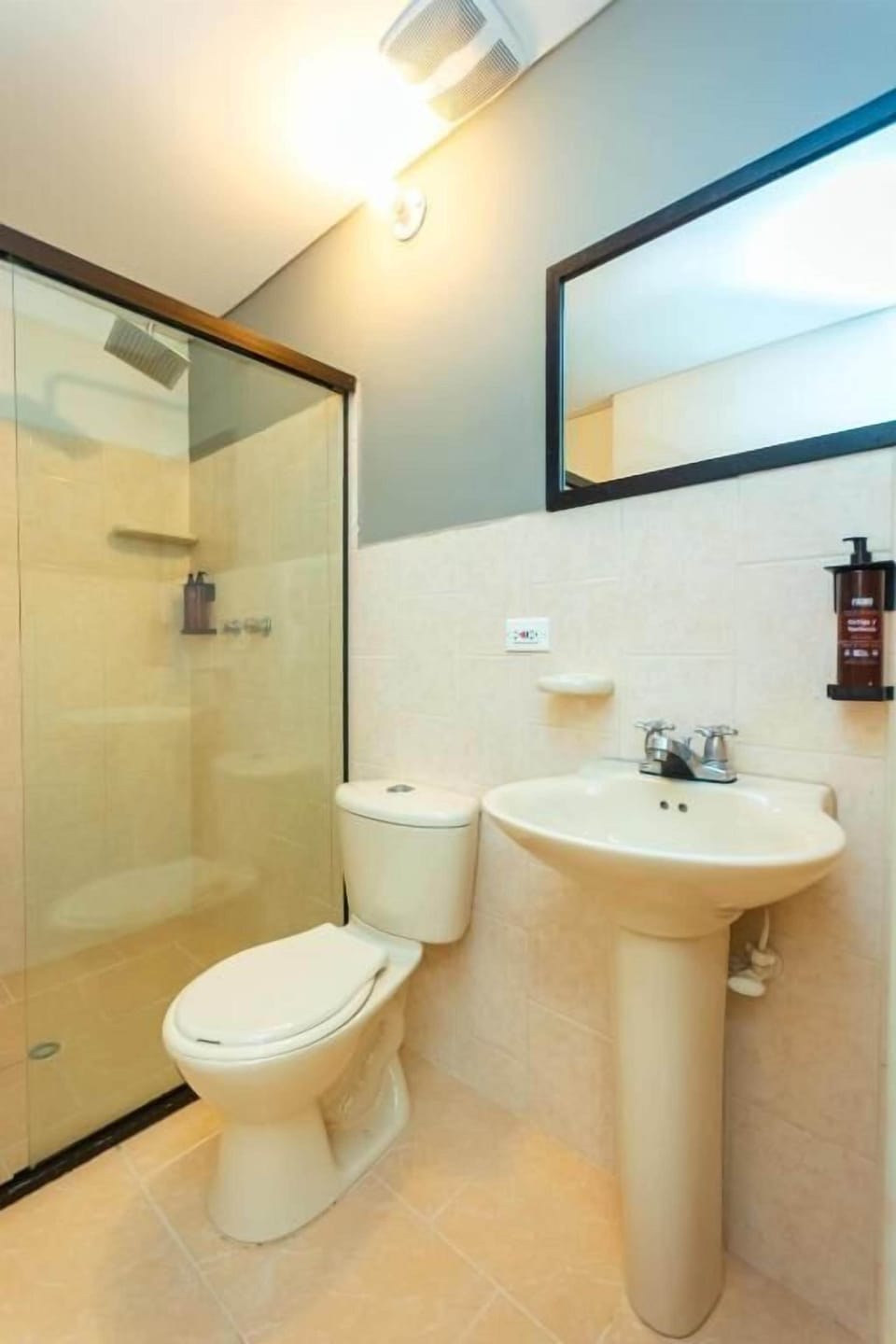 Standard Triple Room | Bathroom | Towels, soap, shampoo, toilet paper