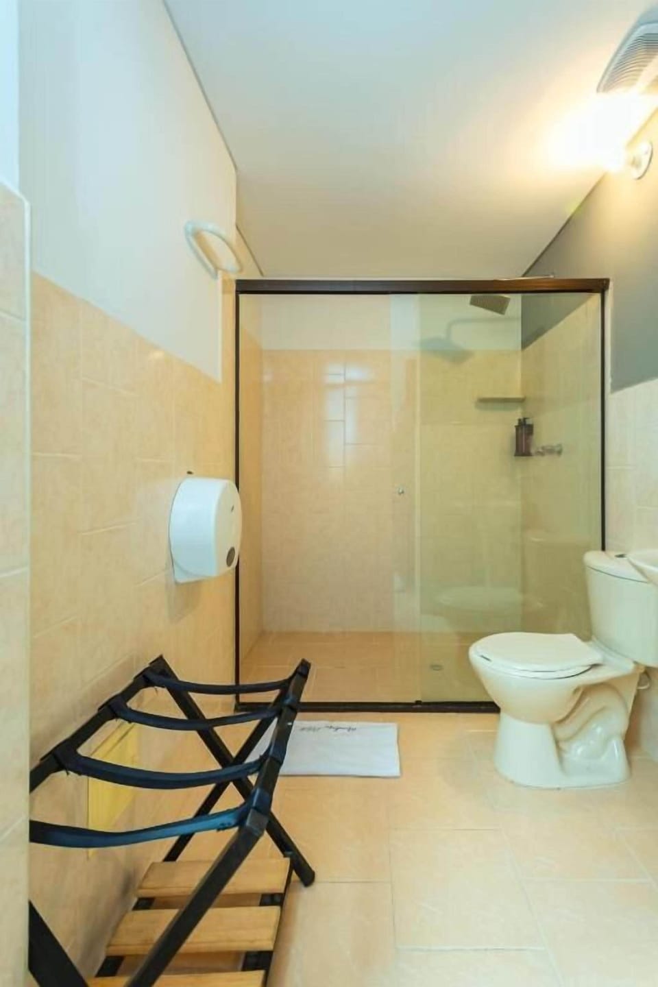 Standard Triple Room | Bathroom | Towels, soap, shampoo, toilet paper