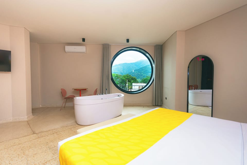 Deluxe Suite | Private spa tub