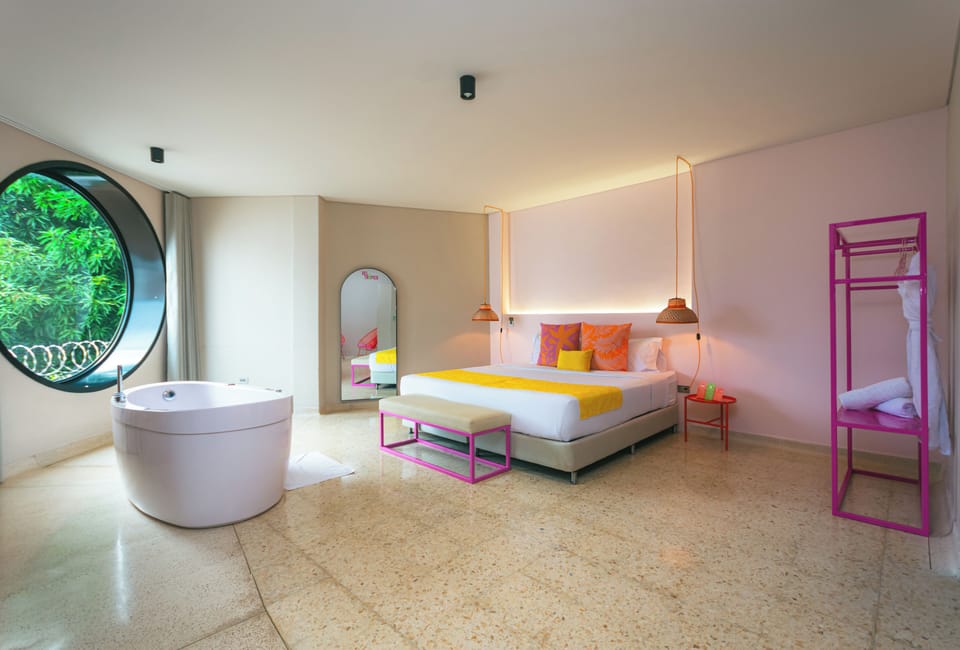 Deluxe Suite | Minibar, WiFi (free), bed sheets