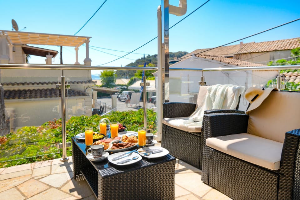 Perfect chill out %26amp%3B dining spot on terrace