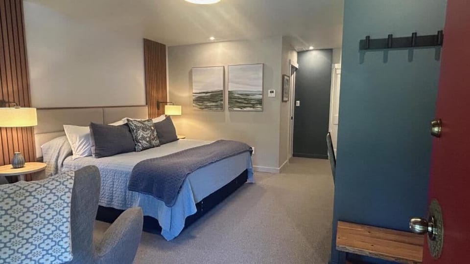 Superior King Room | Laptop workspace, blackout drapes, free WiFi
