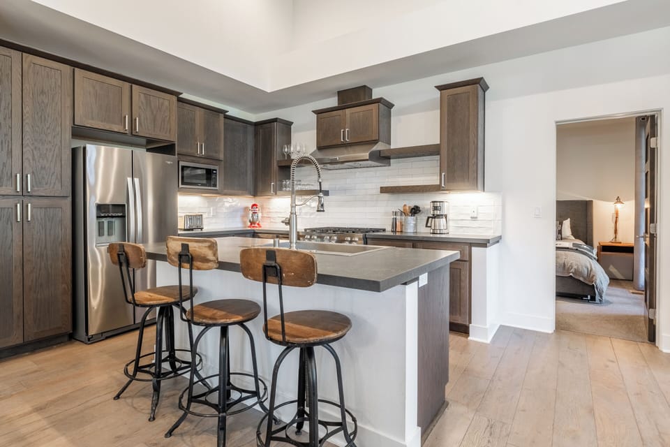 Fully Equipped Kitchen with 3 Bar Stools