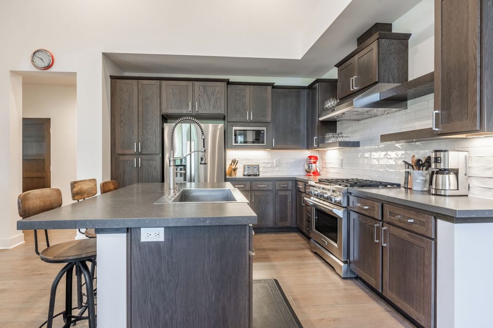 Fully Equipped Kitchen with 3 Bar Stools