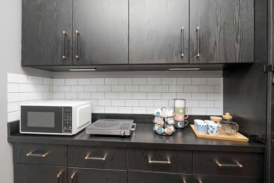 kitchen with hot plate, microwave and coffee station
