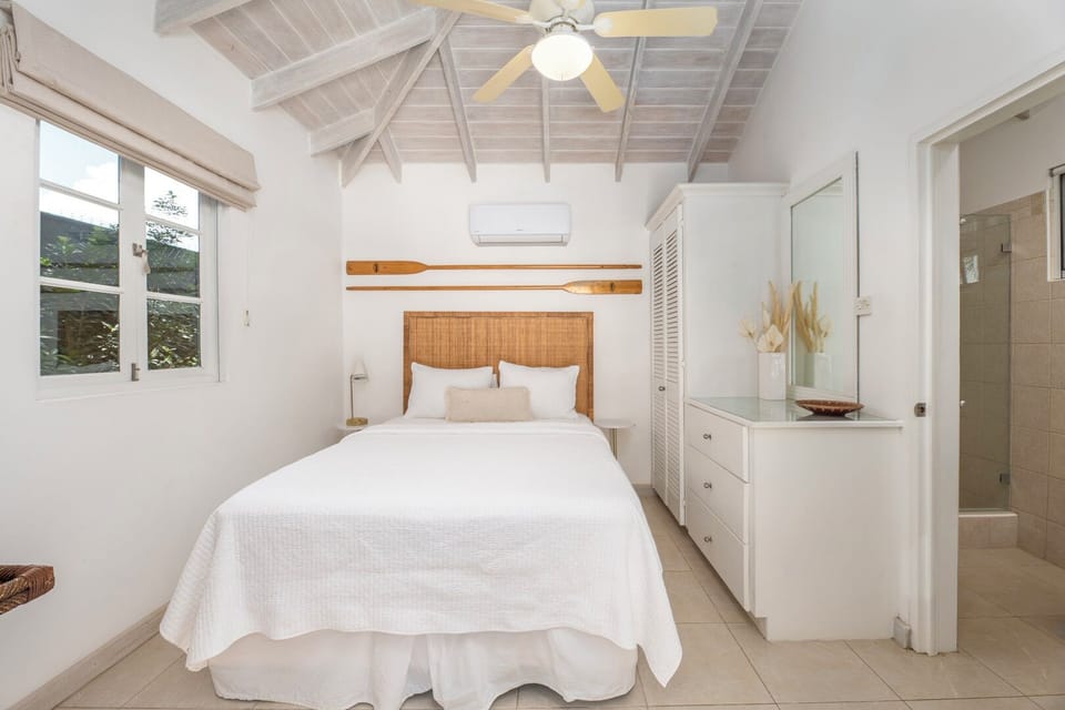 Fourth bedroom located in the pool cottage - great for grandparents or teenagers